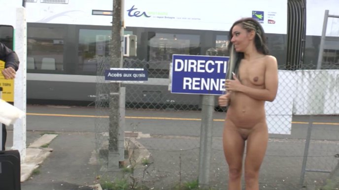 Une étudiante en chaleur sur des bites
